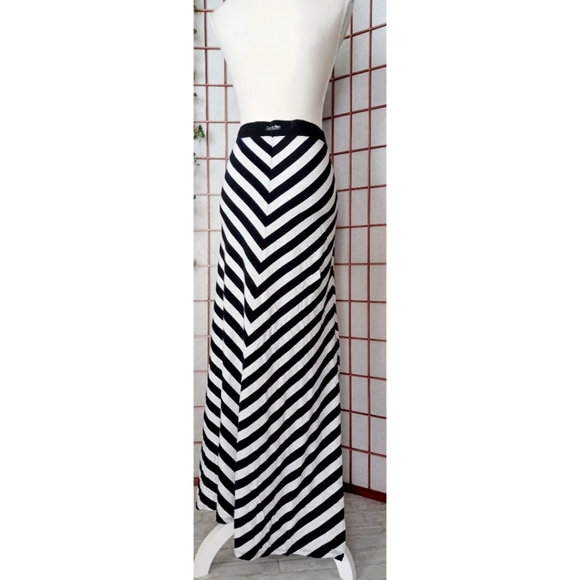 Calvin Klein Performance | Women's Slit Side Chevron Print Workout Maxi Skirt - Picture 5 of 15